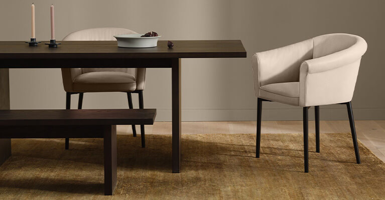 Une table à manger en chêne fumé et une chaise en tissu sont présentées en détail. Lien vers la catégorie Salle à manger EQ3