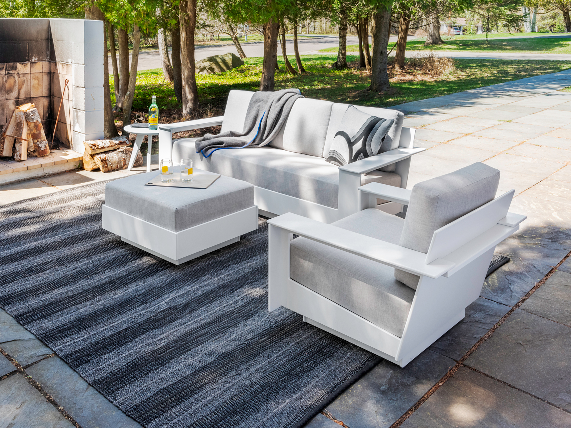 Mobilier d'extérieur blanc et gris sur grand patio