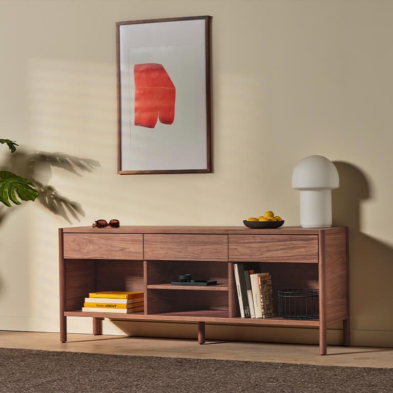 Un Meuble multimédia est présenté dans un salon moderne. Lien vers la catégorie des soldes Overstock