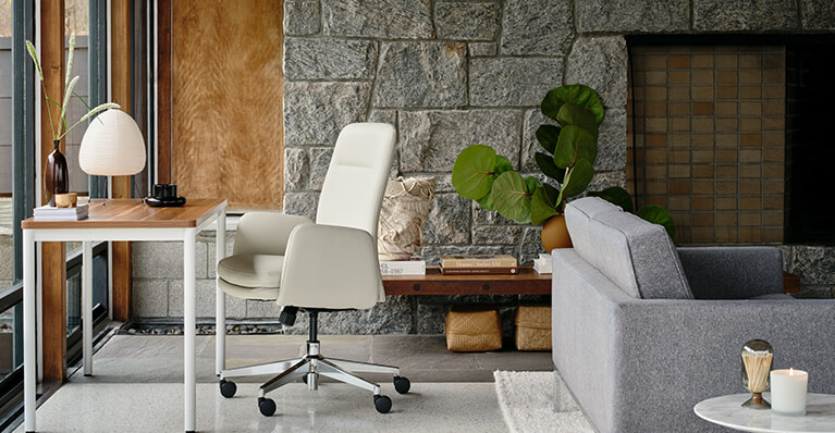  Une chaise de bureau blanche est présentée dans un bureau à domicile. Lien vers la catégorie Mobilier de bureau