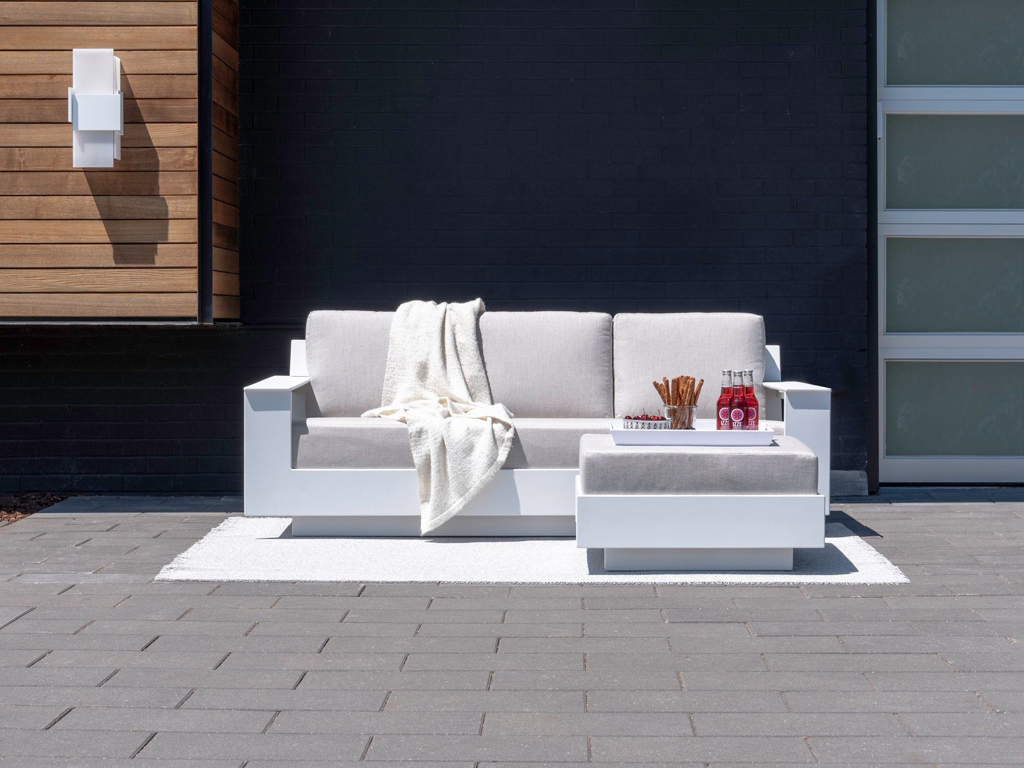 Sectionnel extérieur blanc et gris sur patio moderne