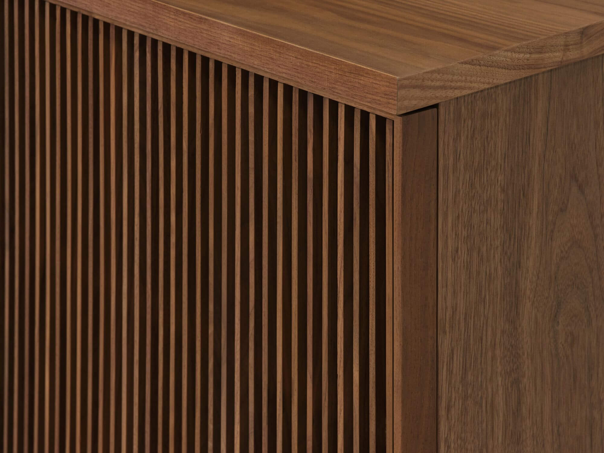 Vue détaillée de la porte à lattes du buffet en noyer