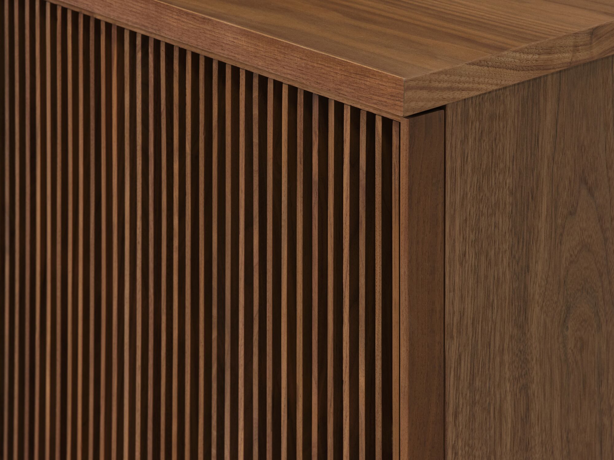 Vue détaillée de la porte à lattes du buffet en noyer