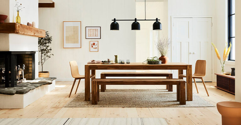 Une table de salle à manger en chêne massif et des chaises en chêne créent un décor de salle à manger. Lien vers la page de salle a manger