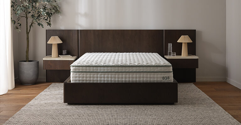 Un matelas en latex est présenté sur un lit et dans une chambre modernes. Lien vers la catégorie matelas